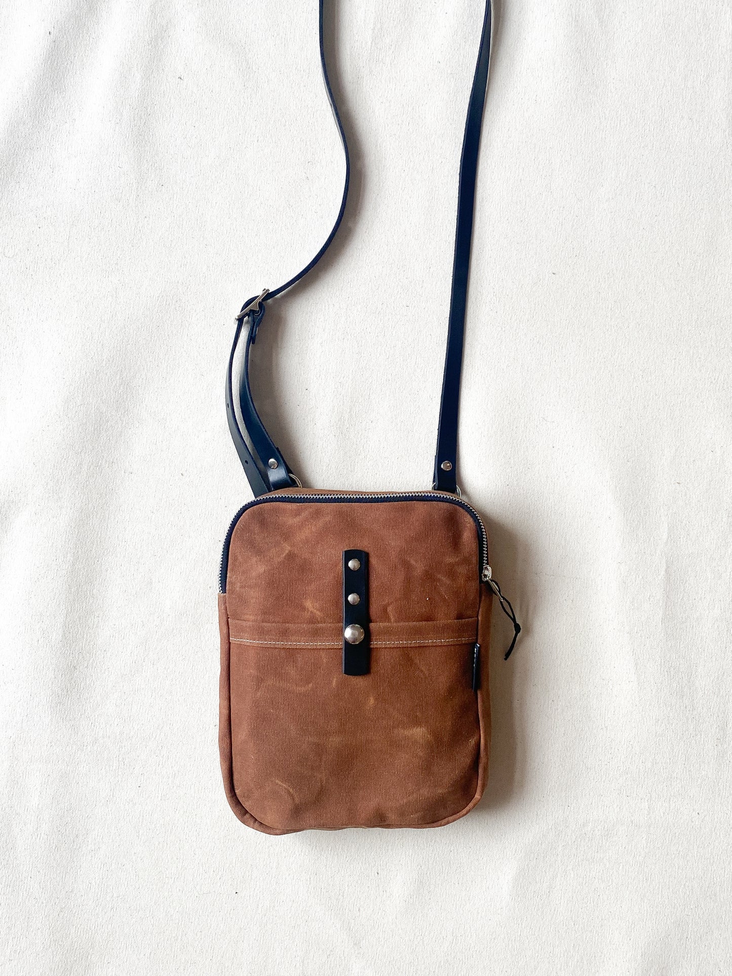 Brush  Canvas Messenger in brown. 