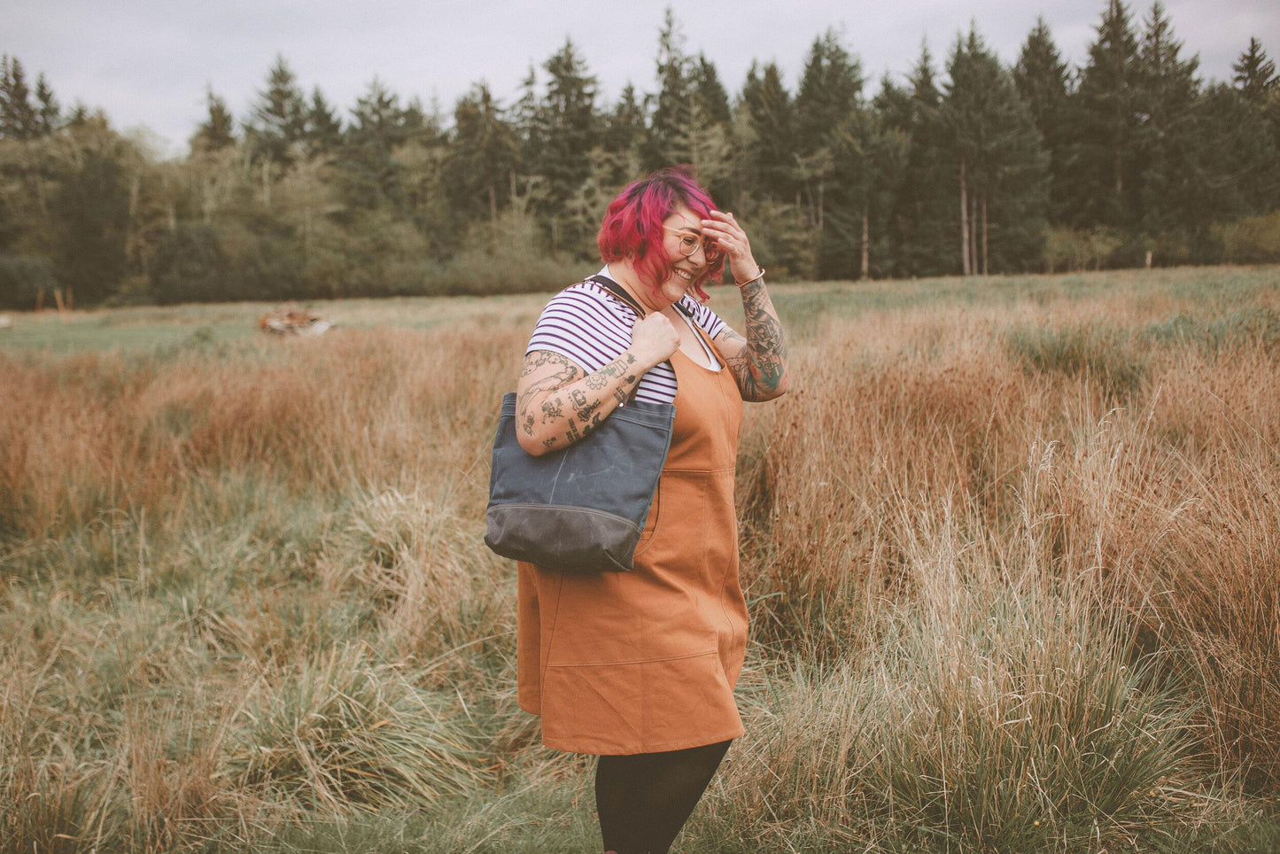 Model carrying utility tote, side view.