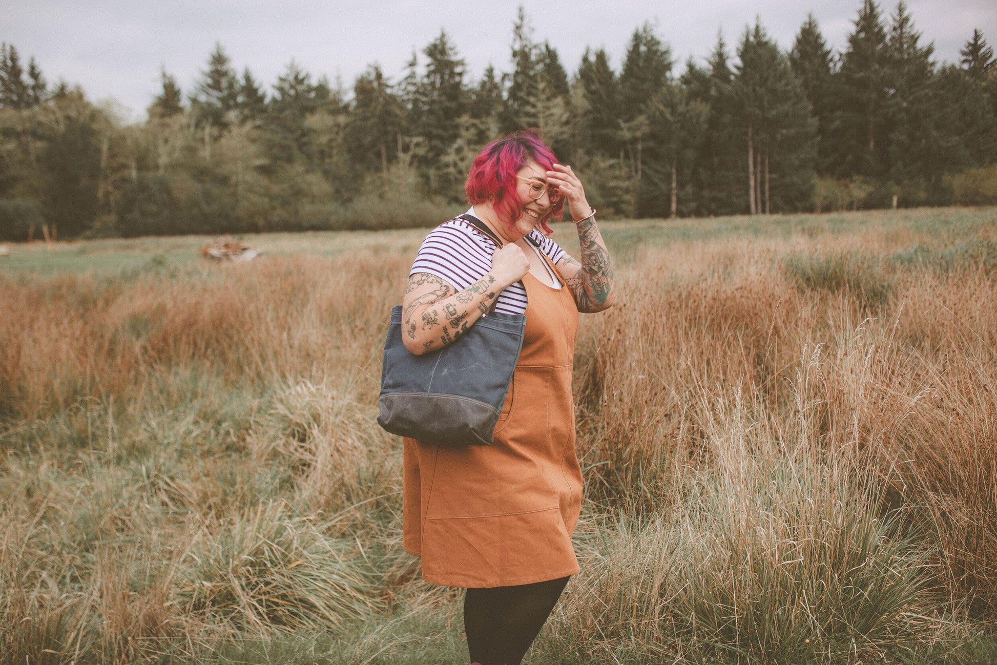 Model carrying utility tote, side view.