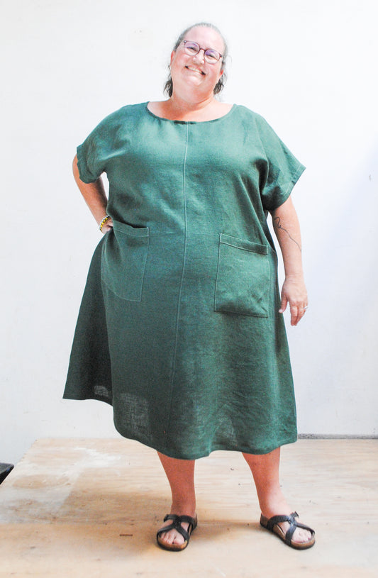 Linen dress with patch pockets in a beautiful green color. 