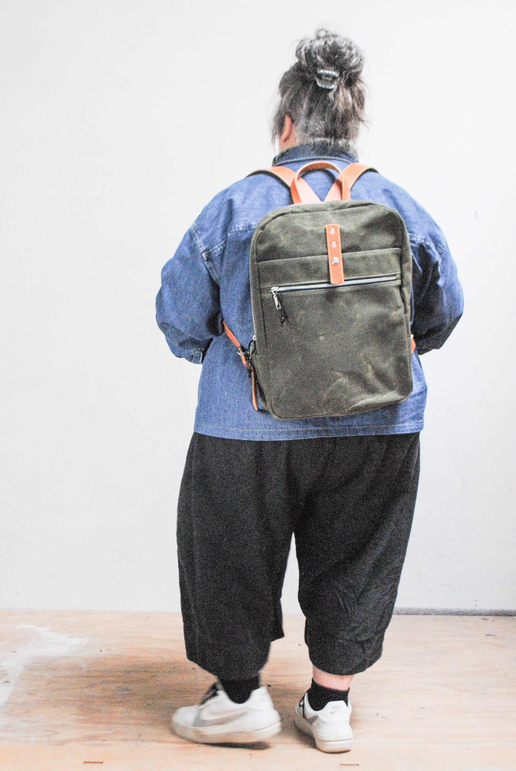 カバン Waxed Canvas Zip Top Backpack – Shift + Wheeler