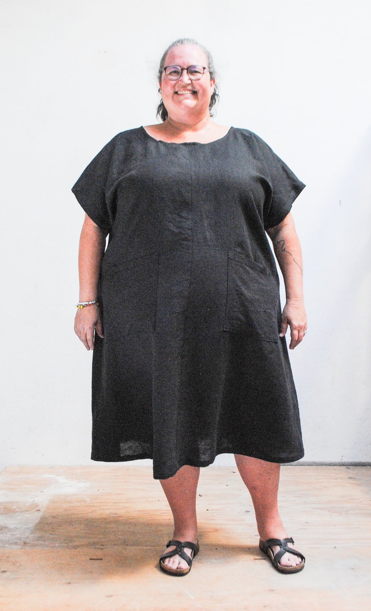 Model wearing black linen dress in size 5XL, 5'10" with 59" bust