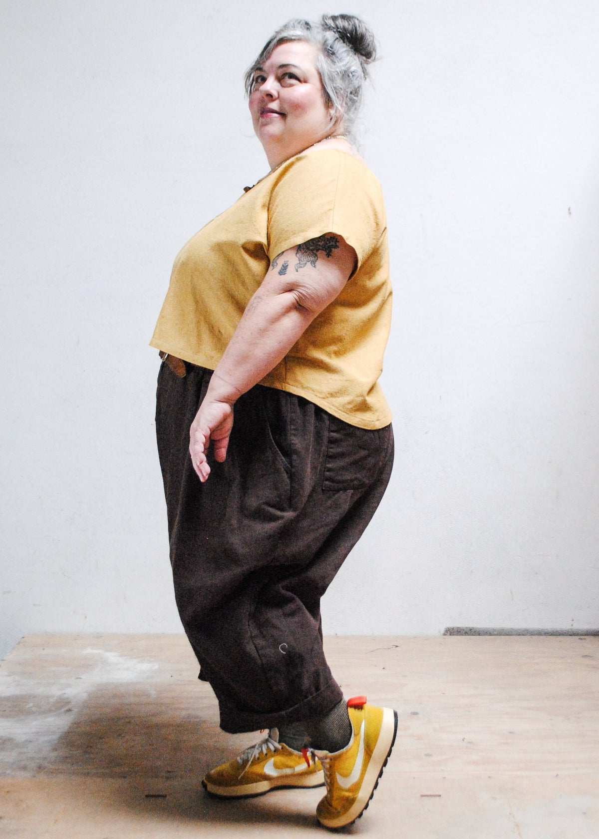 Side view of woman wearing Goldie crop tee