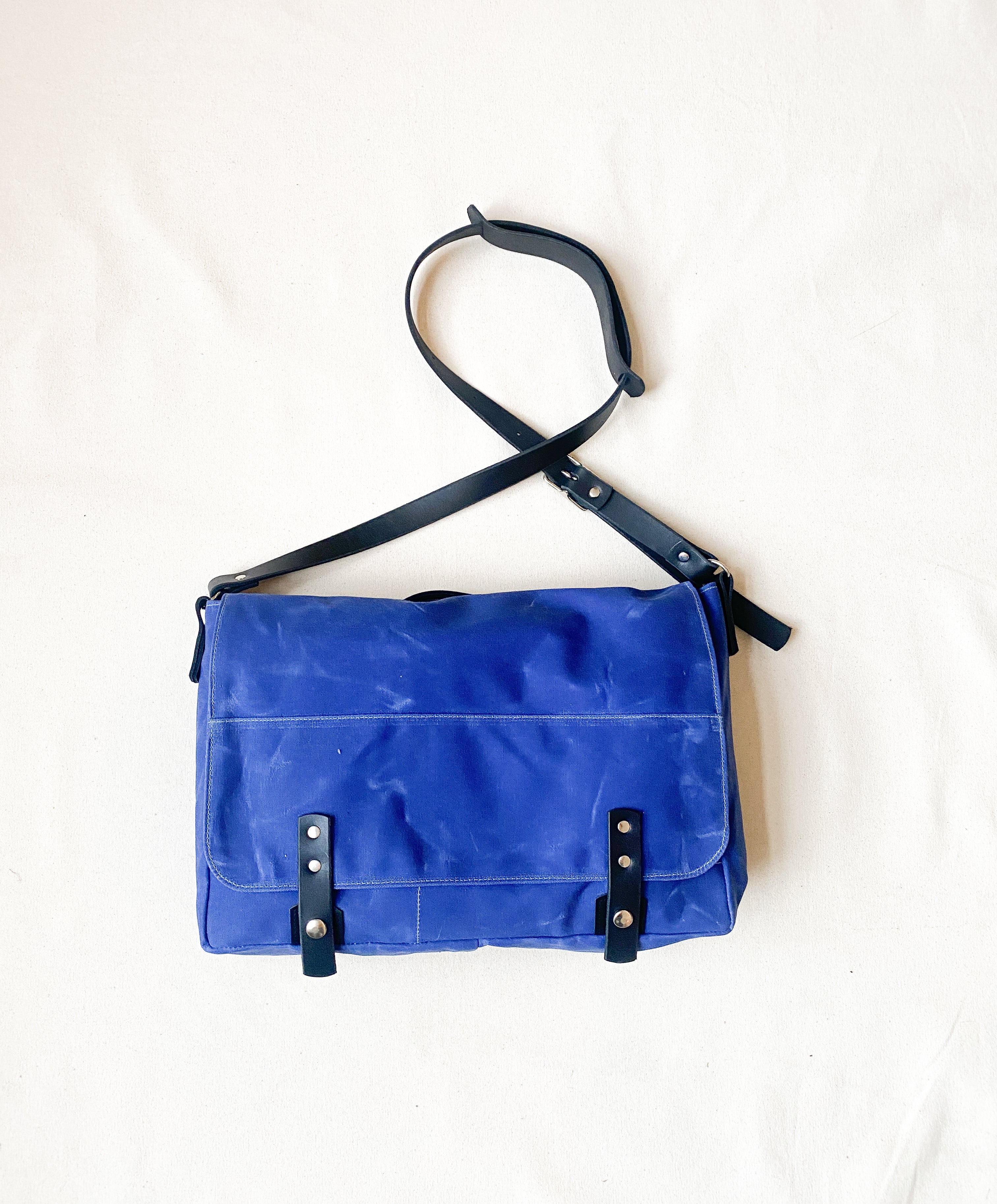 Blue canvas hotsell messenger bag