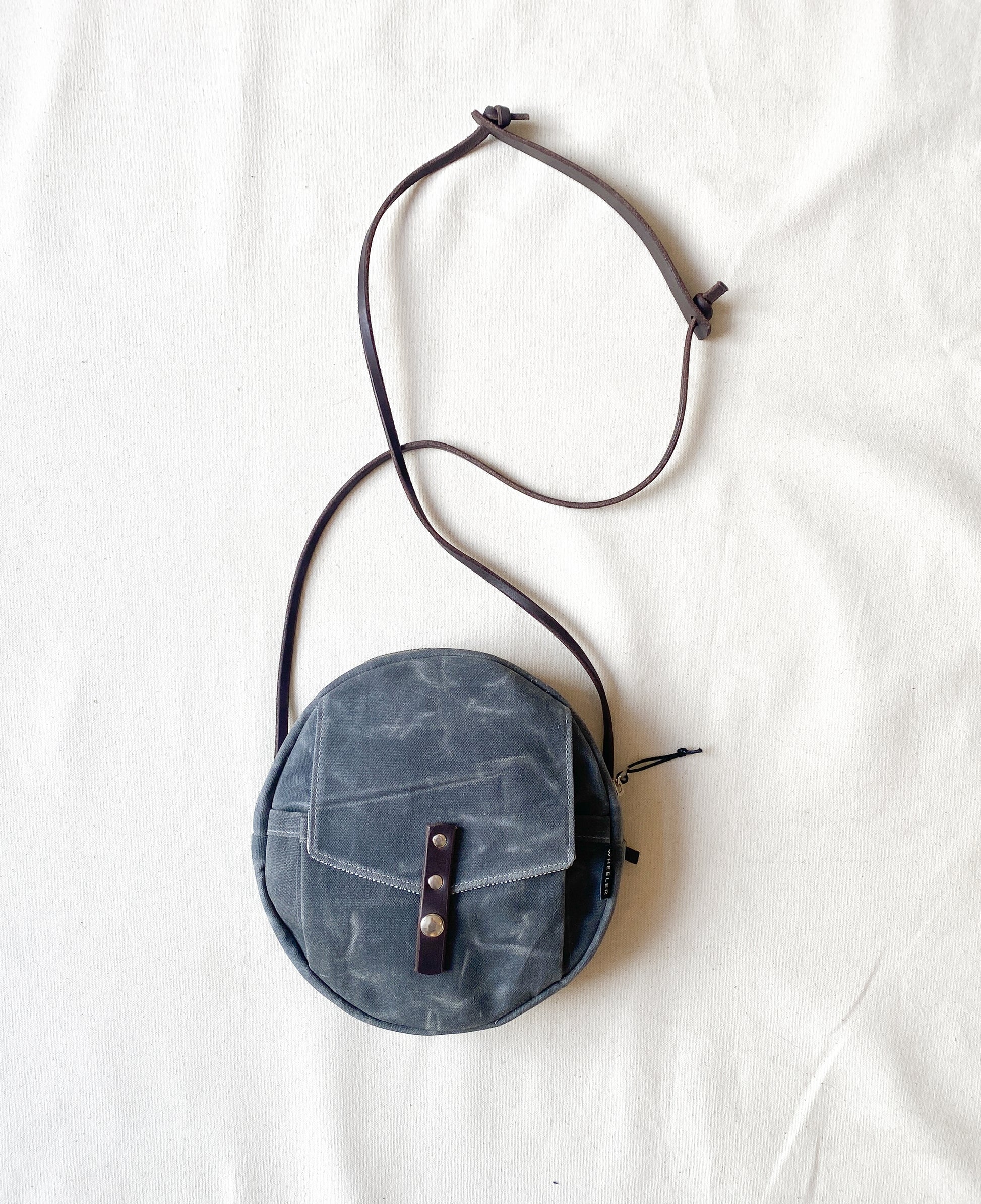Circle bag with leather straps in slate.