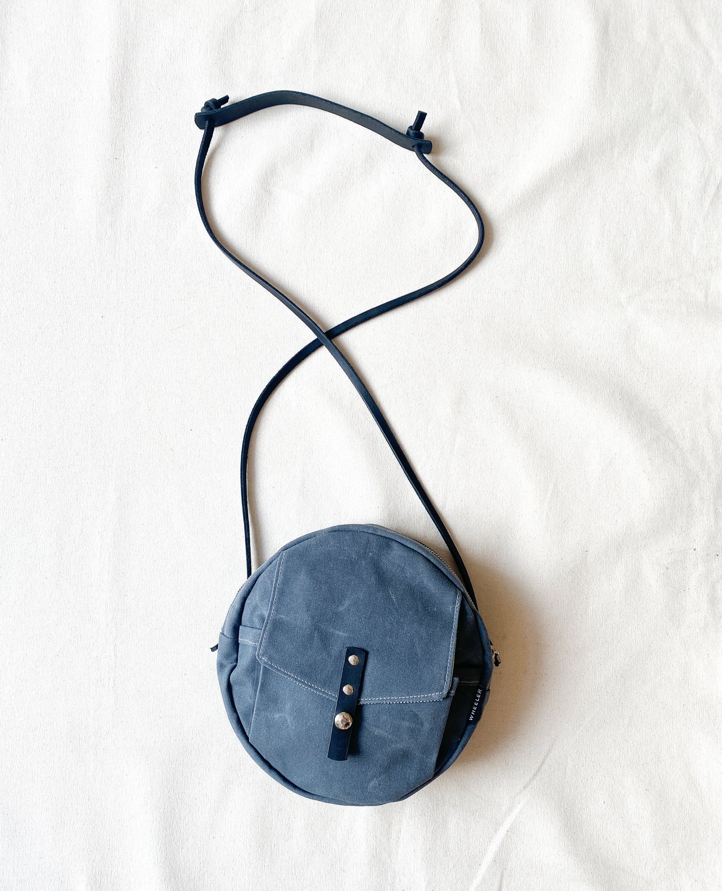 Circle bag with leather straps in Slate.