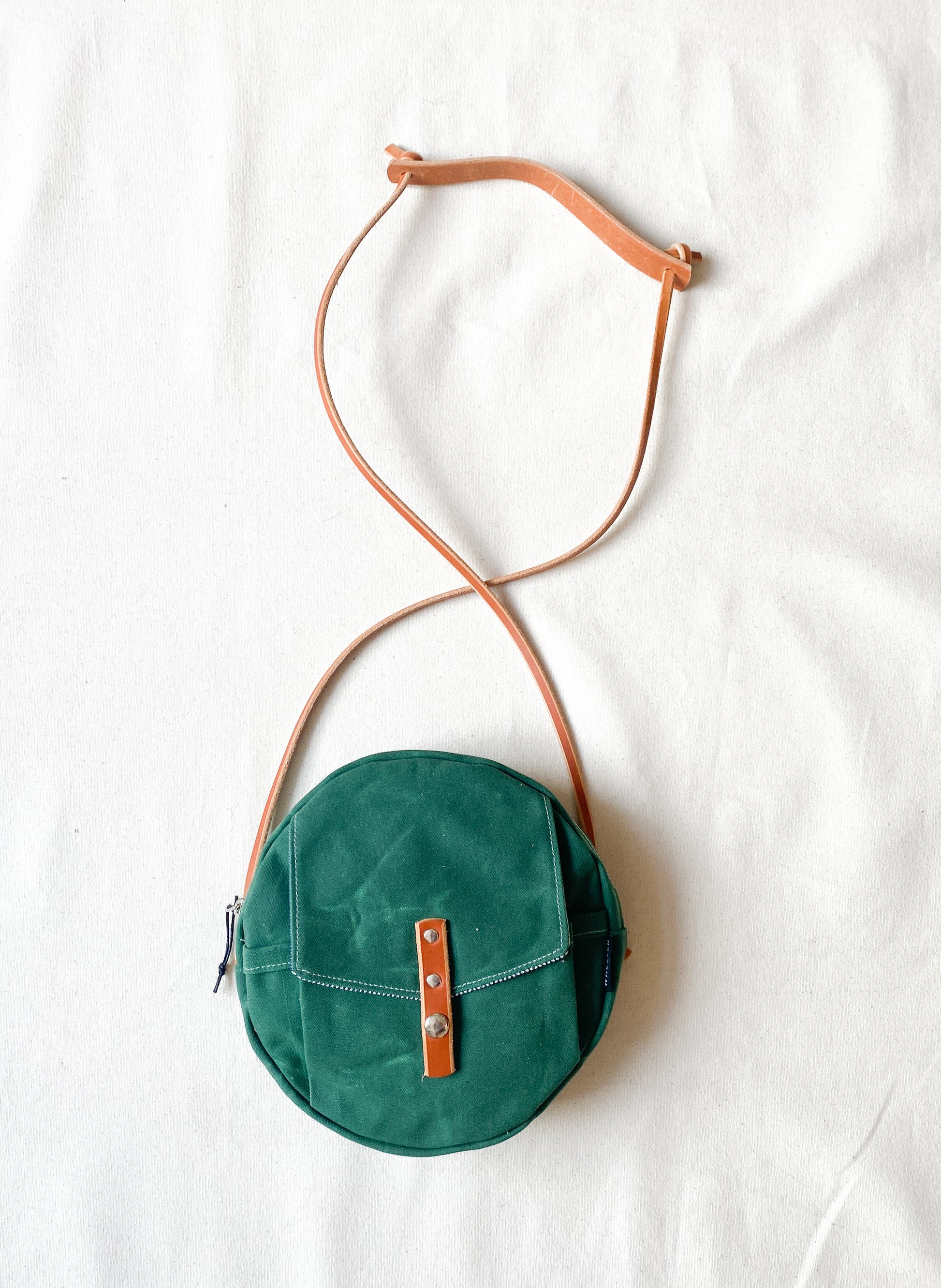 Circle bag with leather straps in Hunter.